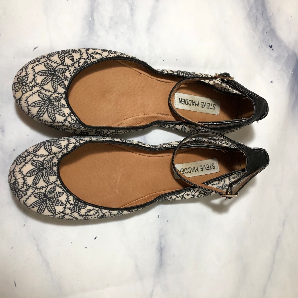 Steve Madden Black & White Floral Print Flats - Picture 2 of 5
